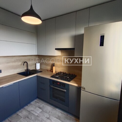 Угловая матовая кухня «Брауни» в хрущёвке