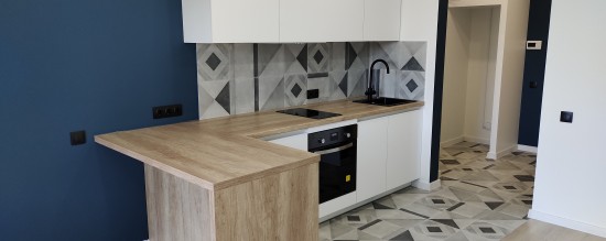 Прямая кухня с барной стойкой «Олимпия» в ЖК «Парк-Сити»