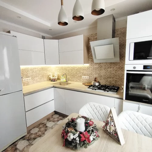 Угловая глянцевая кухня «Дублин» в ЖК «Минск Мир»