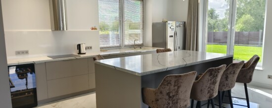 Угловая матовая кухня с островом «Космополитан» в Минске