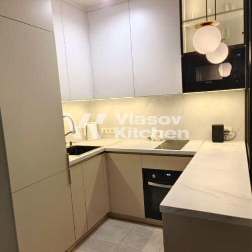 Угловая кухня с барной стойкой в ЖК «Минск Мир»