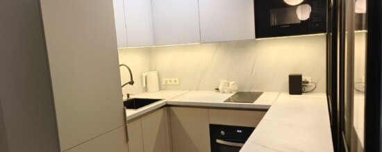 Угловая кухня с барной стойкой в ЖК «Минск Мир»